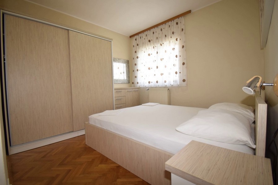 Camera da letto con letto matrimoniale.