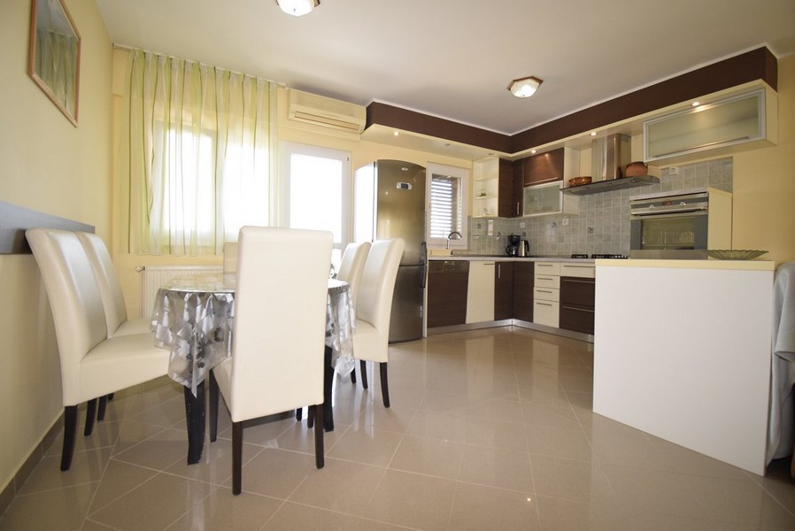 Cucina e zona pranzo.