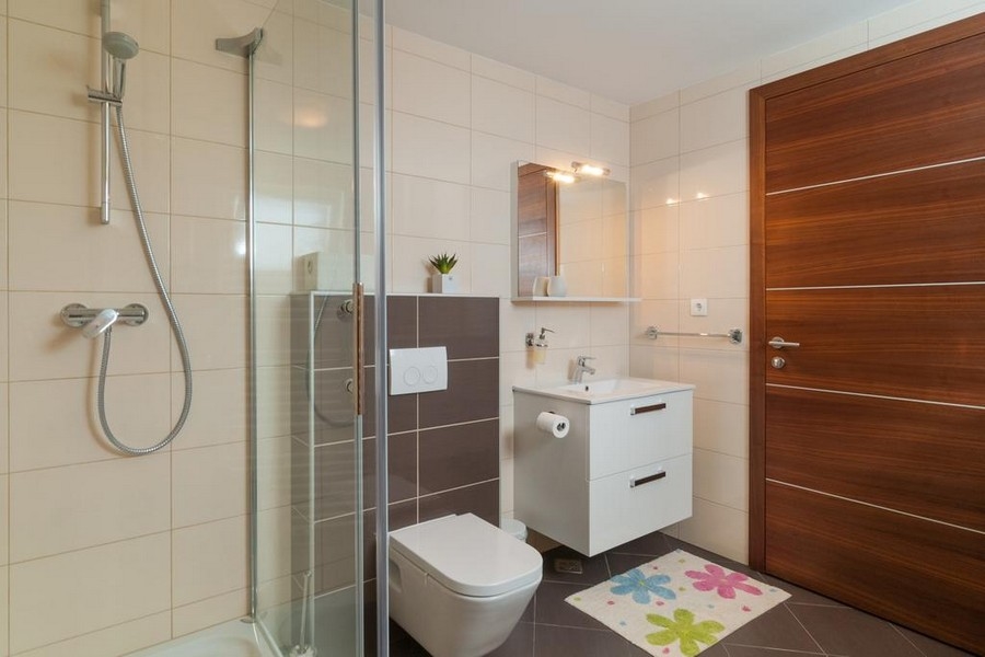 Bagno moderno con doccia