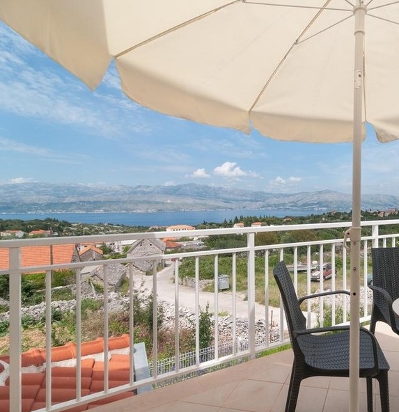 Balcone e terrazza con splendida vista sul mare e sui dintorni