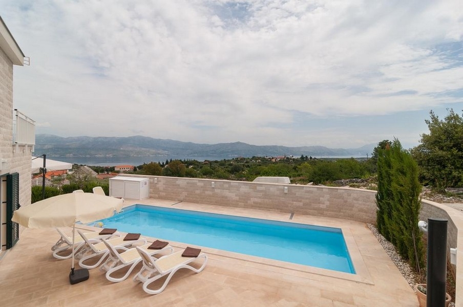 Ampia villa con piscina e vista mare sull'isola di Brac