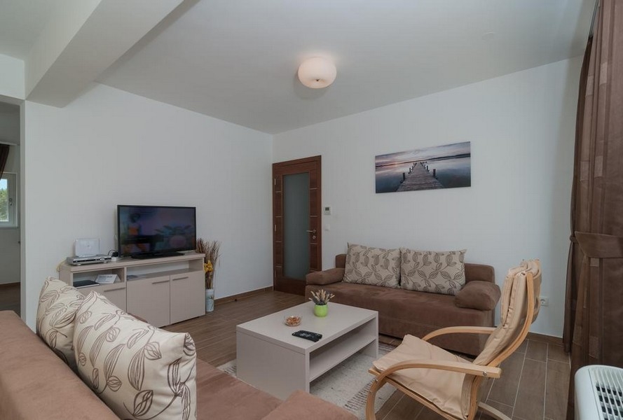Camera da letto con grande finestra e vista mare