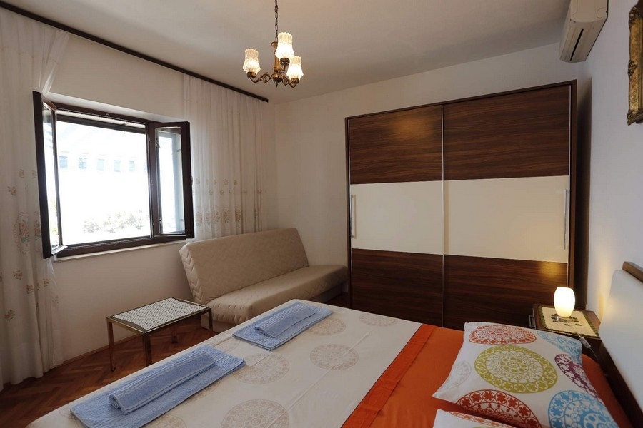 Camera da letto con finestra e arredamento