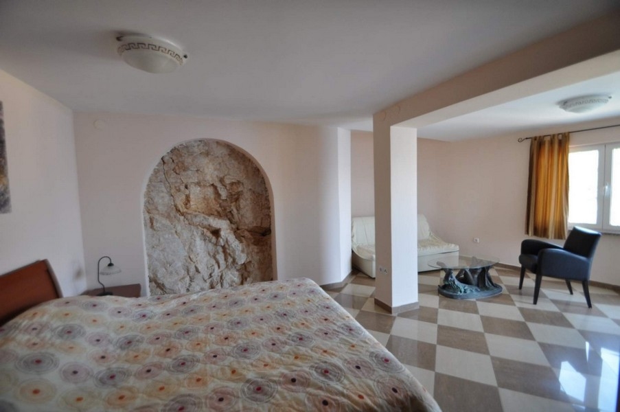 Camera da letto con letto matrimoniale e nicchia in pietra naturale