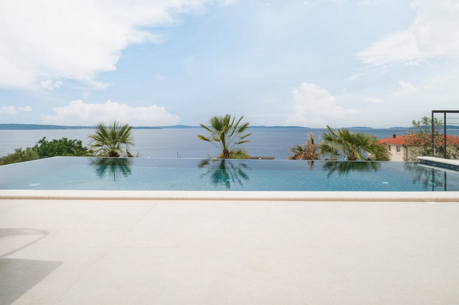 Piscina a sfioro con vista mare panoramica in Croazia