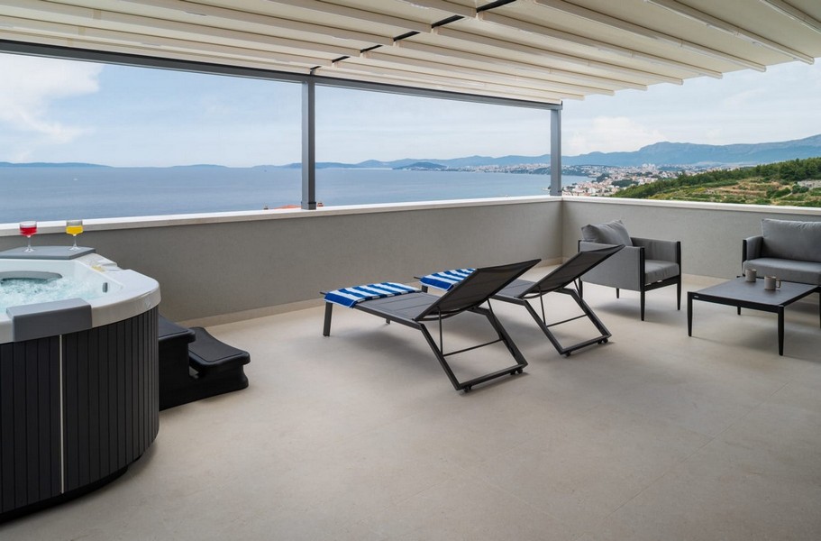 Terrazza coperta con idromassaggio e vista mare