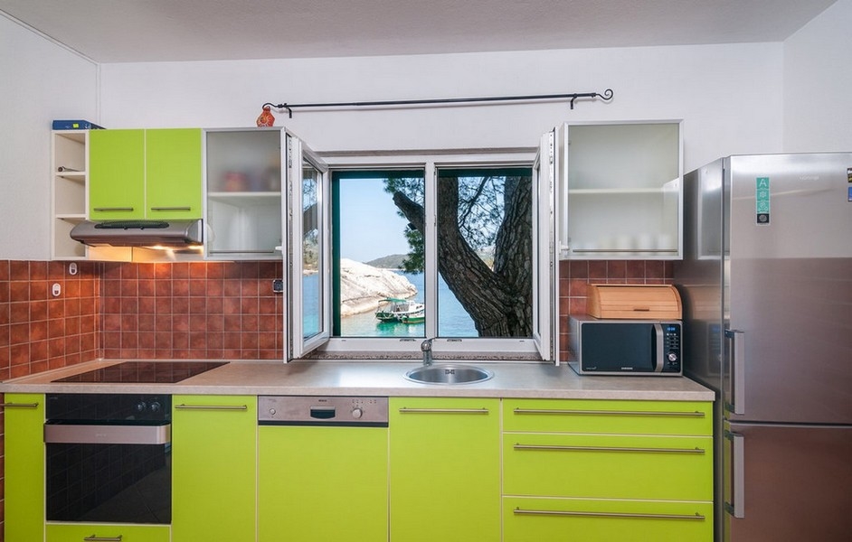 Cucina attrezzata con finestra e vista mare