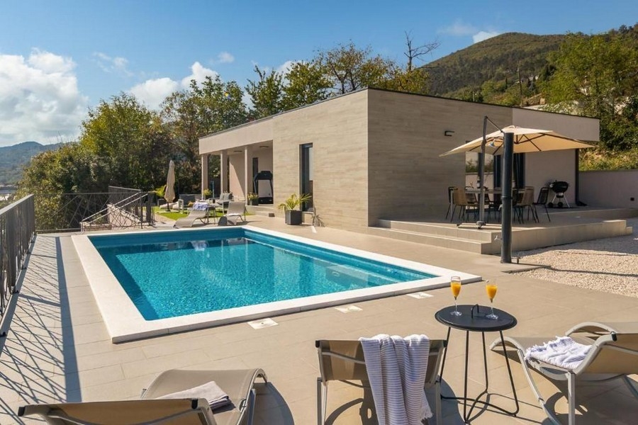 Villa moderna con vista mare e piscina