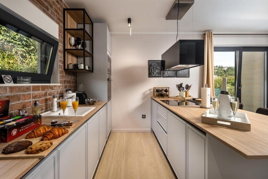 Cucina aperta e luminosa di alta qualità