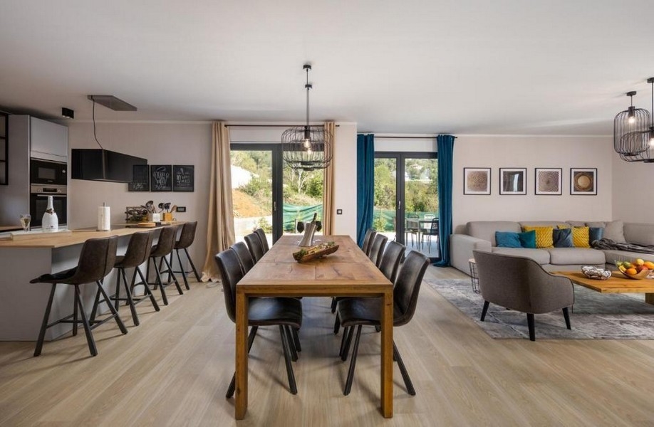 Grande cucina abitabile con accesso alla terrazza