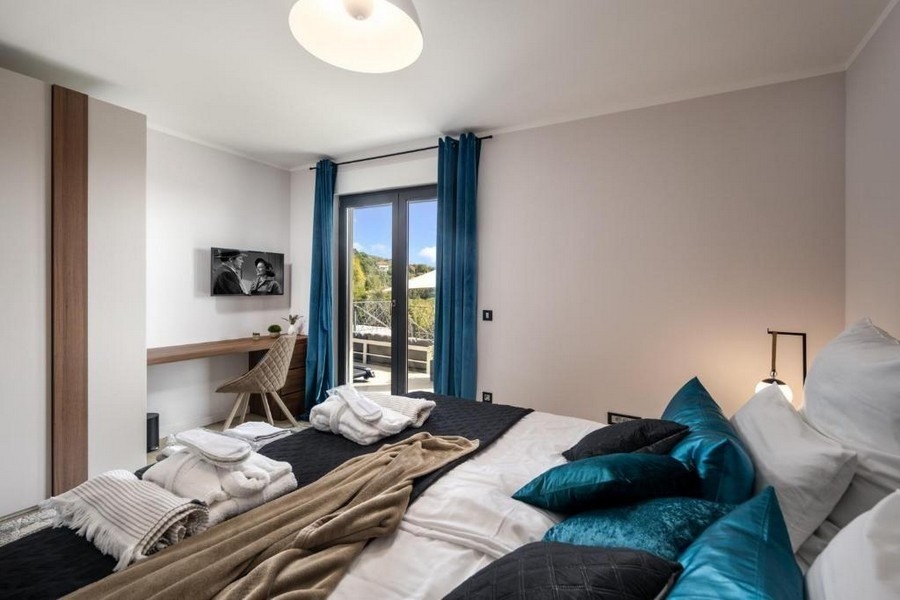 Camera da letto con accesso alla terrazza con vista mare
