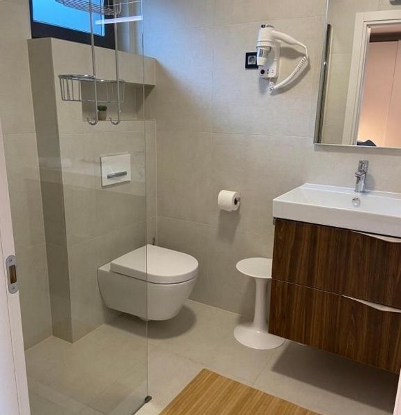 Bagno moderno con finestra