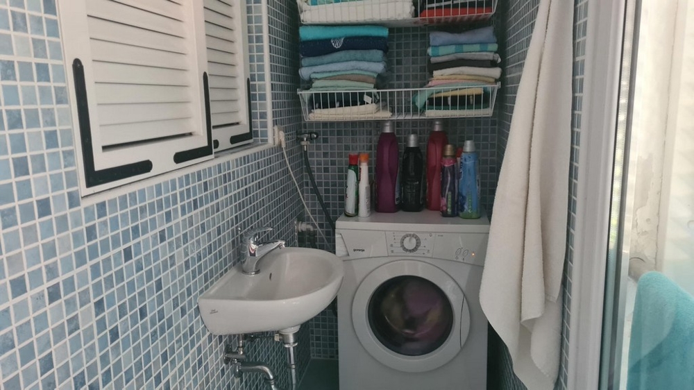 Bagno con attacco per la lavatrice