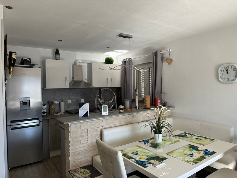 Cucina con zona pranzo e soggiorno