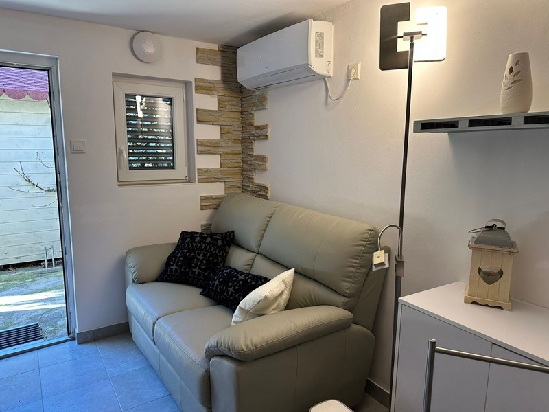 Soggiorno climatizzato con accesso alla terrazza e vista mare