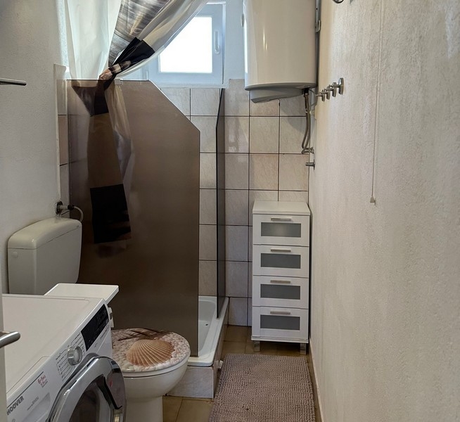 Bagno con finestra e doccia
