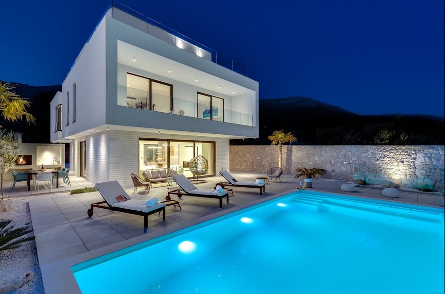Villa con piscina e giardino curato