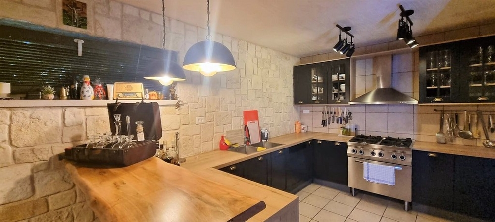 Villa con konoba e alloggio per il personale