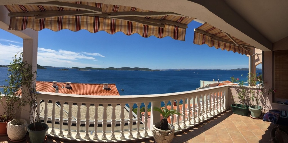 Vista dal balcone sull'Adriatico in Croazia - immobile con vista mare in vendita in Croazia