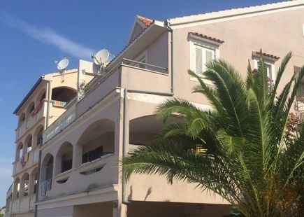 Facciata di una casa con appartamenti in Croazia - opportunità di investimento nell'acquisto di una casa in Croazia