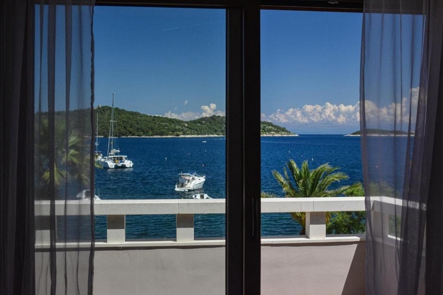Villa con facciata in pietra e terrazza con sdraio