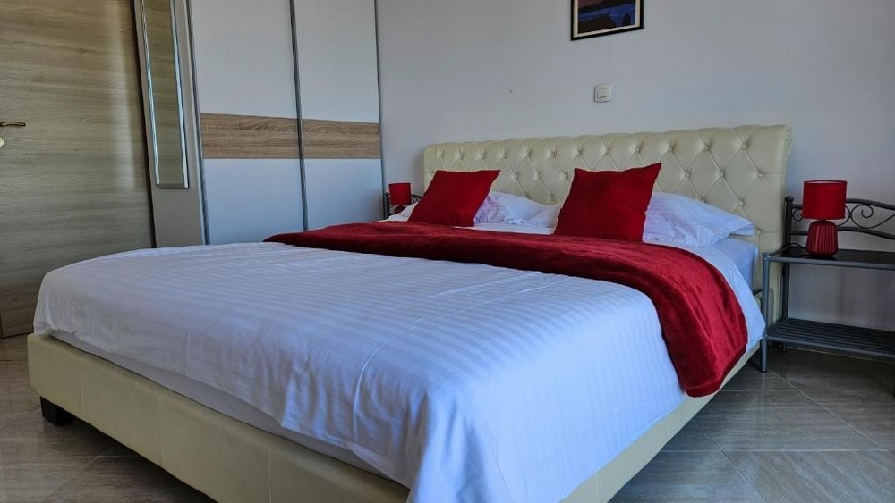 Camera da letto con plaid rosso e armadio scorrevole
