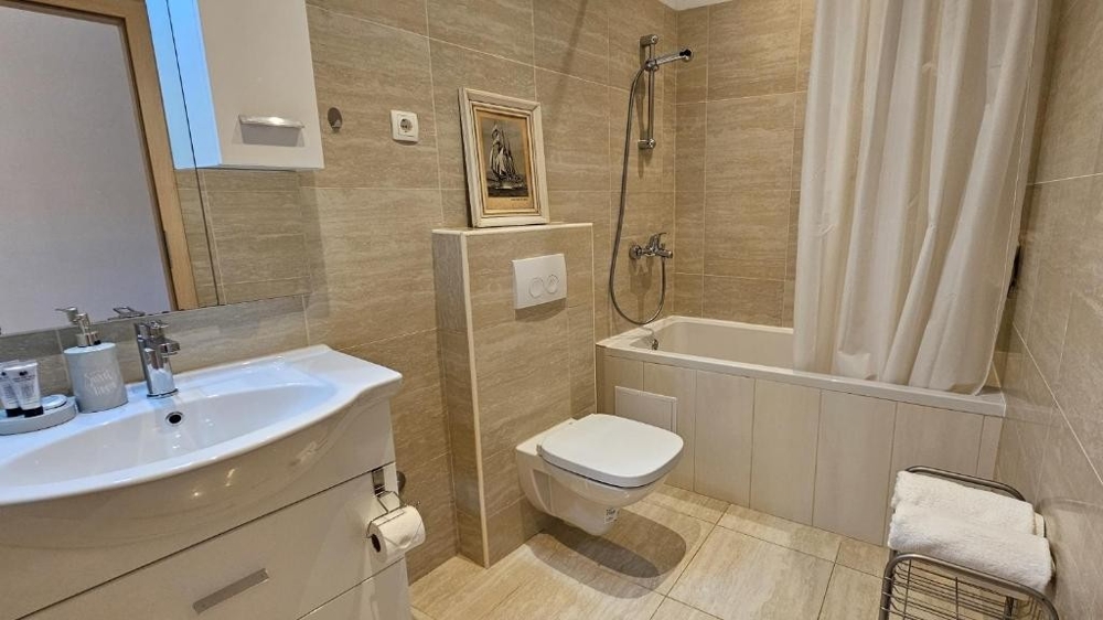 Camera da letto con accesso al balcone
