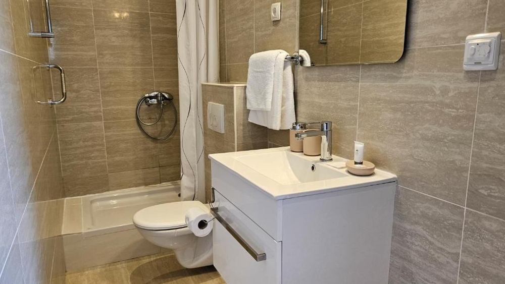 Bagno con finestra e doccia