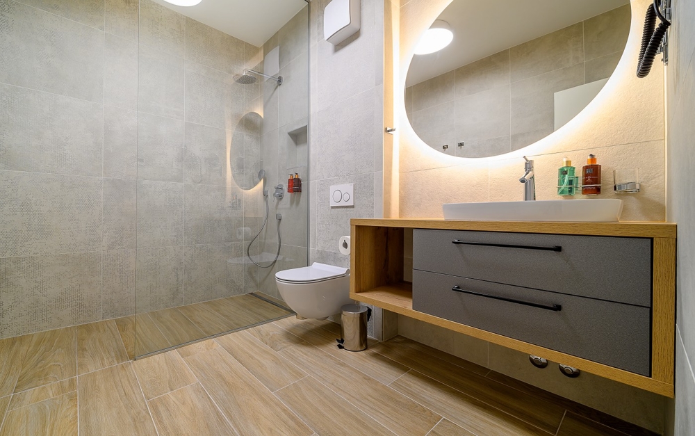 Bagni moderni con ampia doccia o vasca