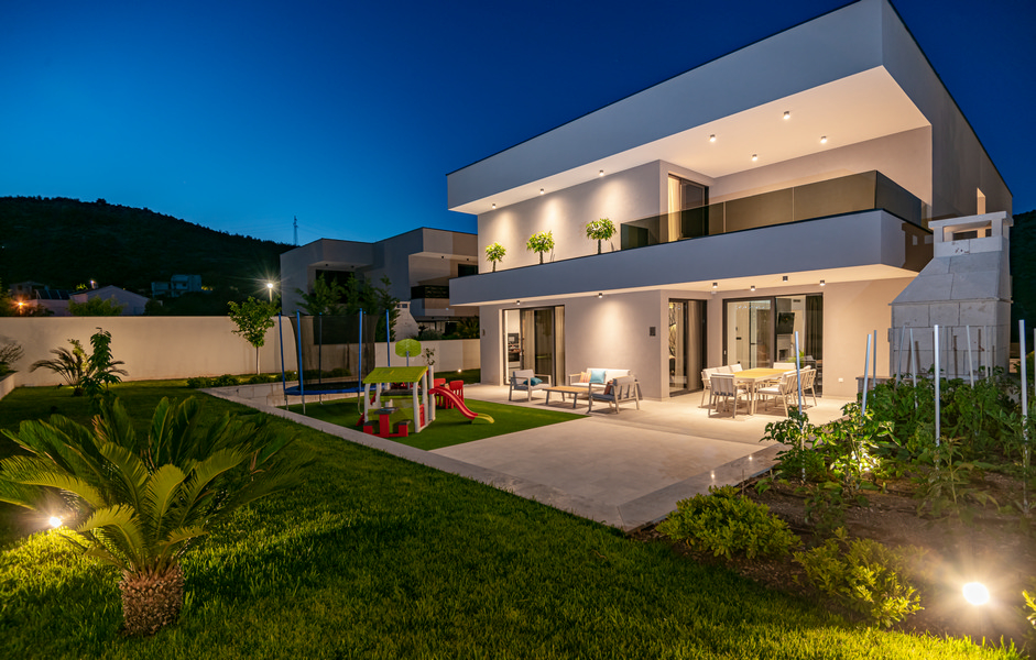 Grande giardino con parco giochi e vista mare - immobili Croazia H2847
