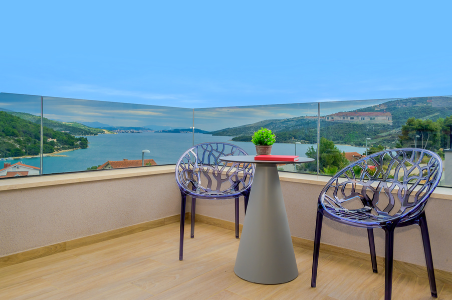 Balcone con due sedie di design e vista sulla baia