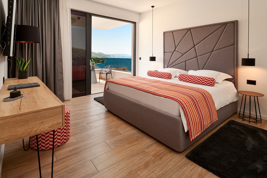 Camera da letto con vista mare e accesso alla terrazza