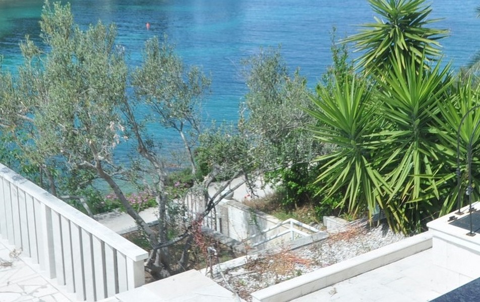 Vista sul mare cristallino dal giardino di una casa sul mare in vendita in Croazia