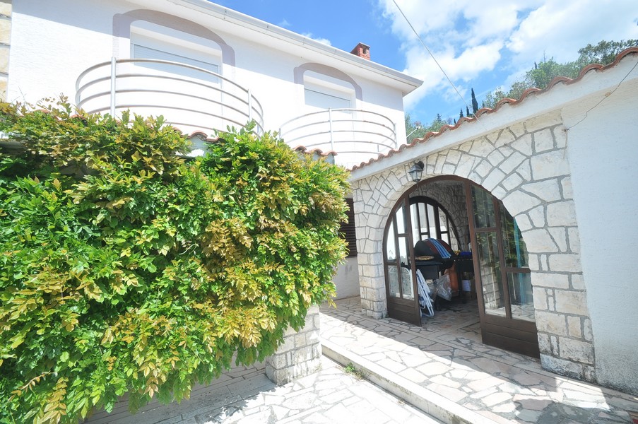 Ingresso della casa mediterranea sul mare in Croazia con architettura in pietra.