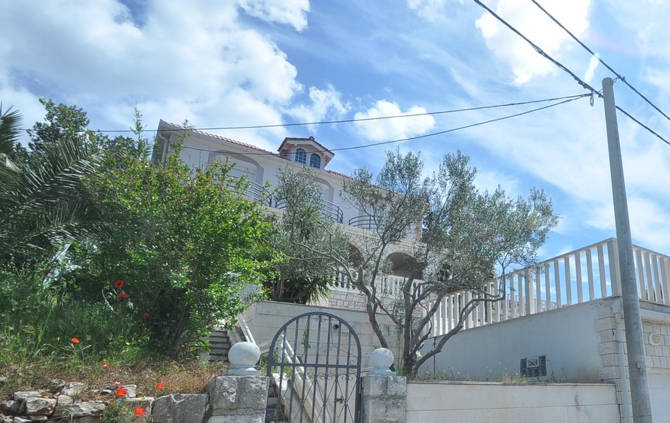Vista frontale di una casa sul mare in vendita in Croazia sull'isola di Solta.