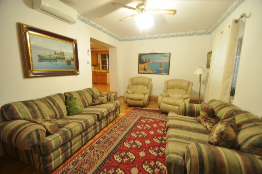 Ampia cucina ben attrezzata in una casa croata sul mare.