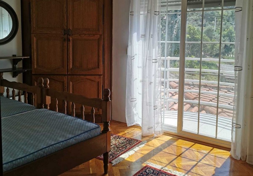 Corridoio al piano superiore con arredamento tradizionale nella casa sul mare in Croazia.