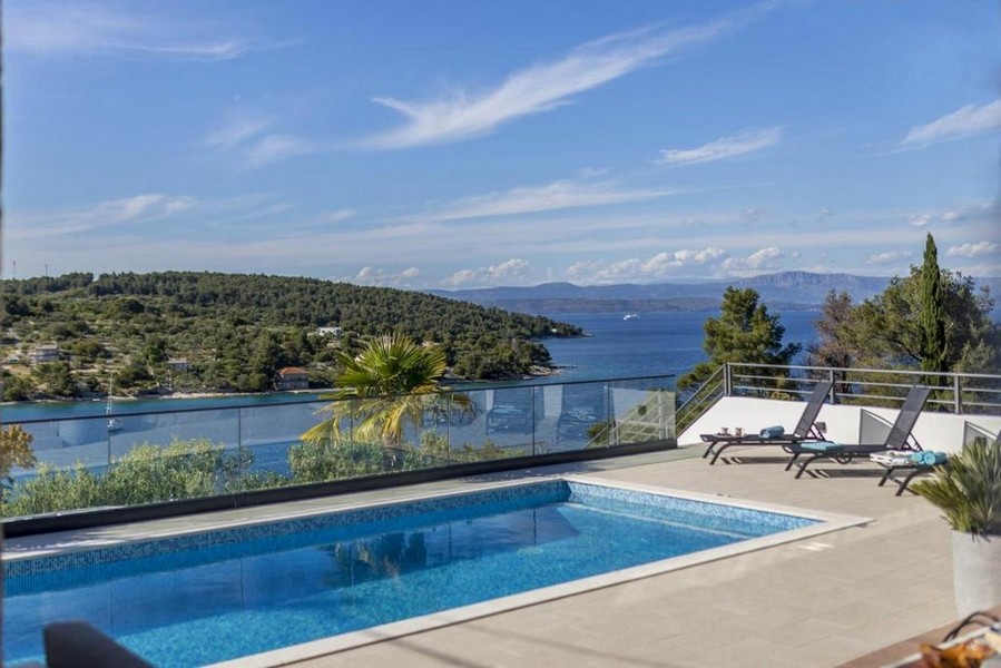 Villa in vendita Croazia - Panorama Scouting con piscina e vista mare sull'isola di Solta.