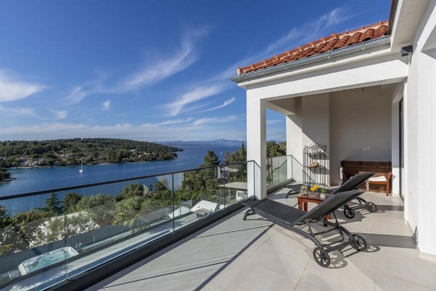 Terrazza di una villa in vendita in Croazia - Panorama Scouting con vista mare.