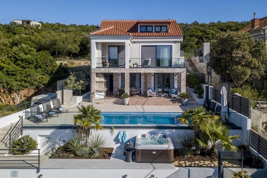 Vista aerea della villa in vendita Croazia - Panorama Scouting con piscina sull'isola di Solta
