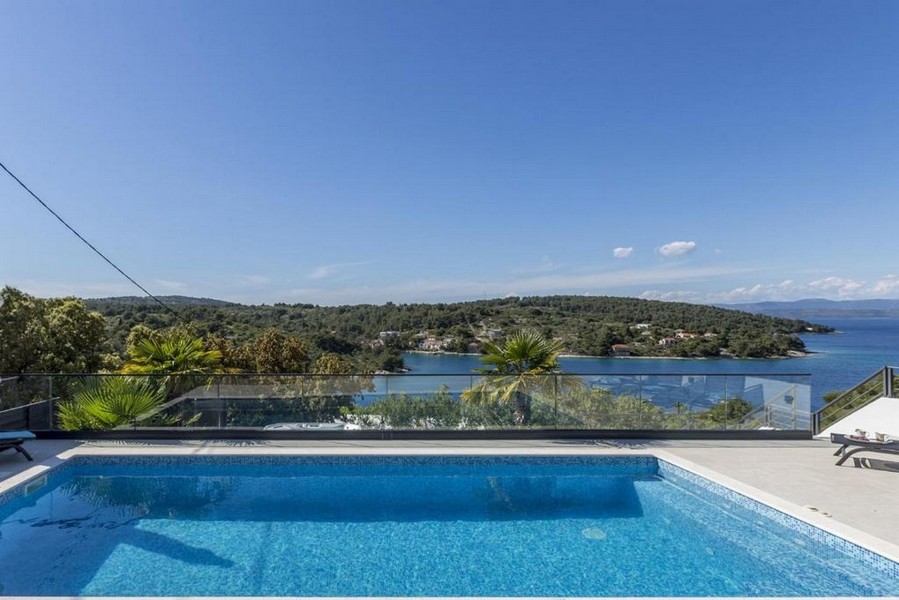 Piscina a sfioro con vista sulla costa croata - villa in vendita presso Panorama Scouting.