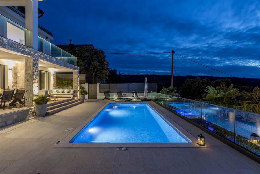 Vista notturna dell'illuminazione della piscina di una villa in Croazia - Panorama Scouting.