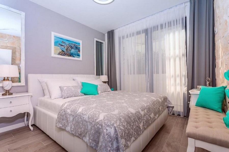 Camera da letto in una villa in vendita in Croazia - Panorama Scouting con interni di stile.