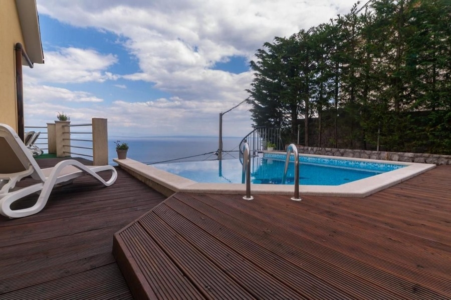 Casa plurifamiliare con piscina e vista mare a Lovran - immobili Croazia