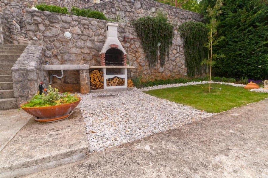 Ampio giardino con griglia