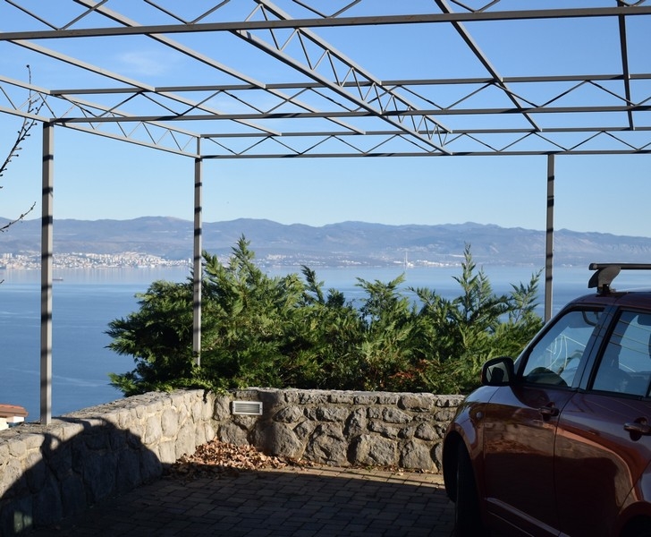 In totale sei posti auto all'esterno