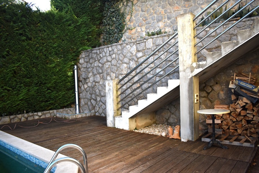 Terrazze in legno con piscina e idromassaggio