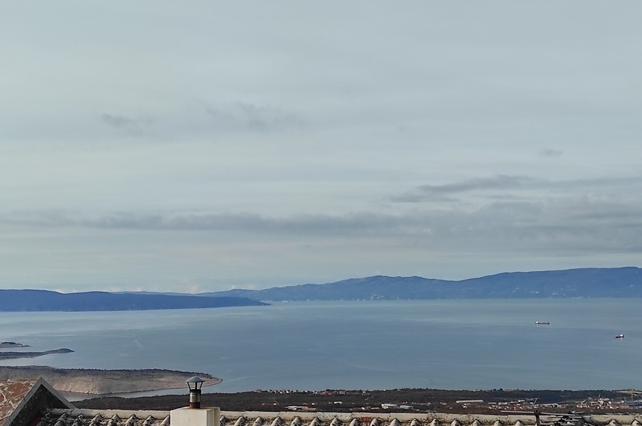 Vista velata sul mare fino all'isola di fronte