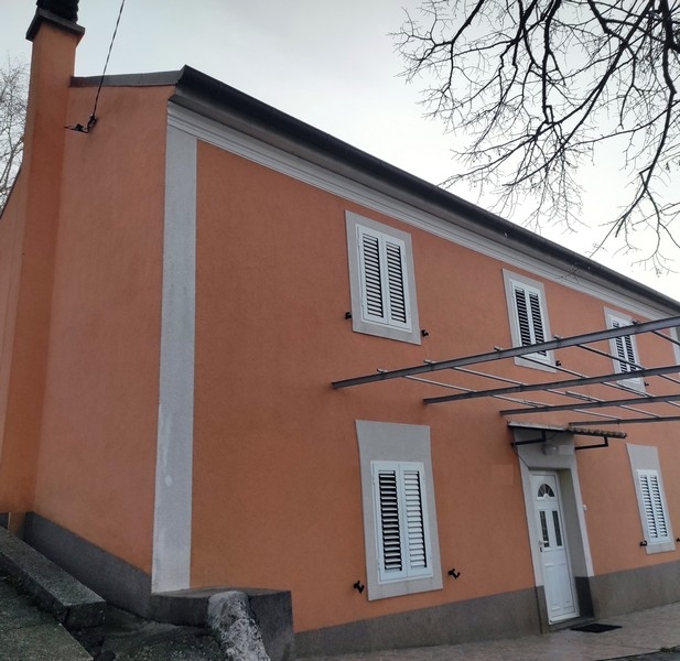 Casa unifamiliare con potenziale e facciata ristrutturata