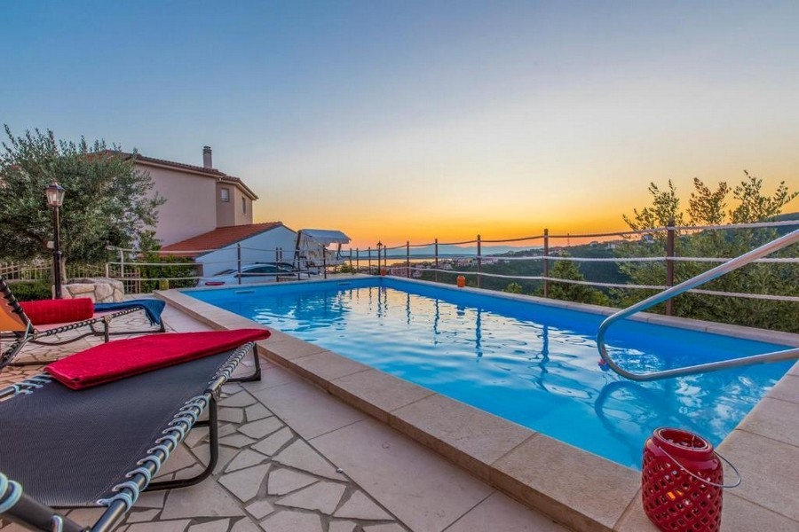 Piscina con vista mare al tramonto in un immobile in Croazia - H2870 Panorama Scouting